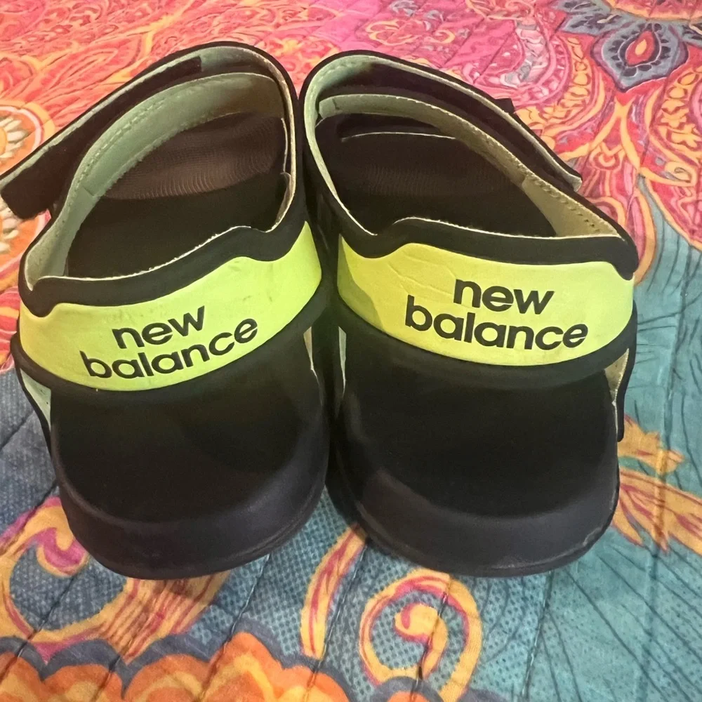 New Balance Sandals. Unisex Sz 5 Mens/sz 7 womens. Velcro strap NEW